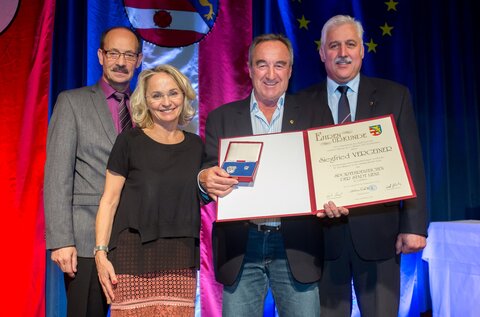 Sportehrenzeichen der Stadt Lienz für Präsident Vergeiner Siegfried